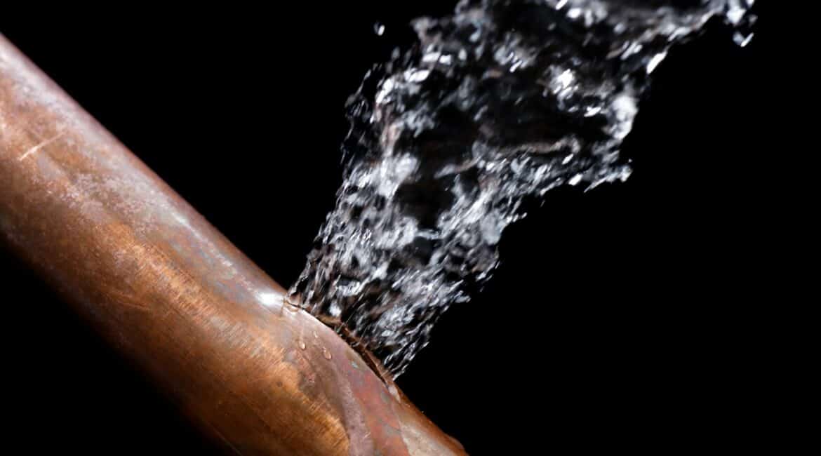 Lekkasje rør i vegg